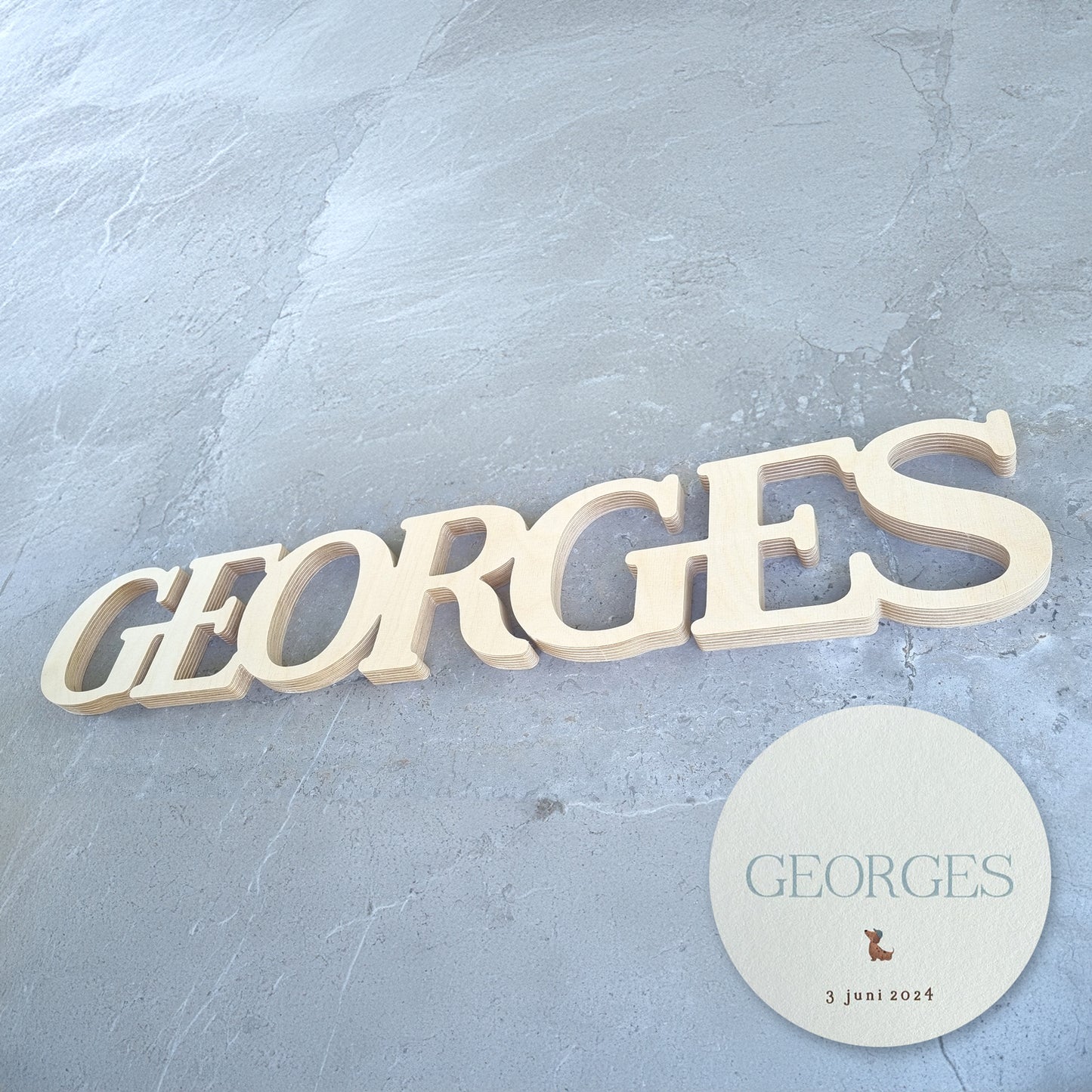 Georges - Decoratieve houten naam op basis van een klassiek geboortekaartje - Dear Elephant