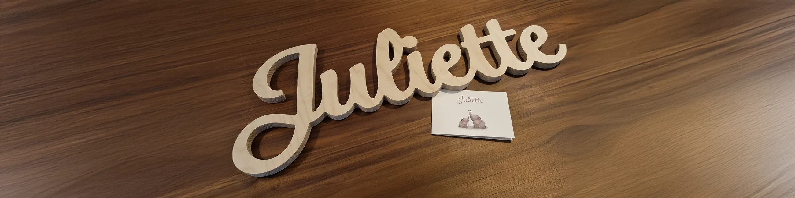 Gepersonaliseerde naam in luxueus berkenhout als wanddecoratie voor de babykamer op basis van een prachtig geboortekaartje van Juliette - Dear Elephant