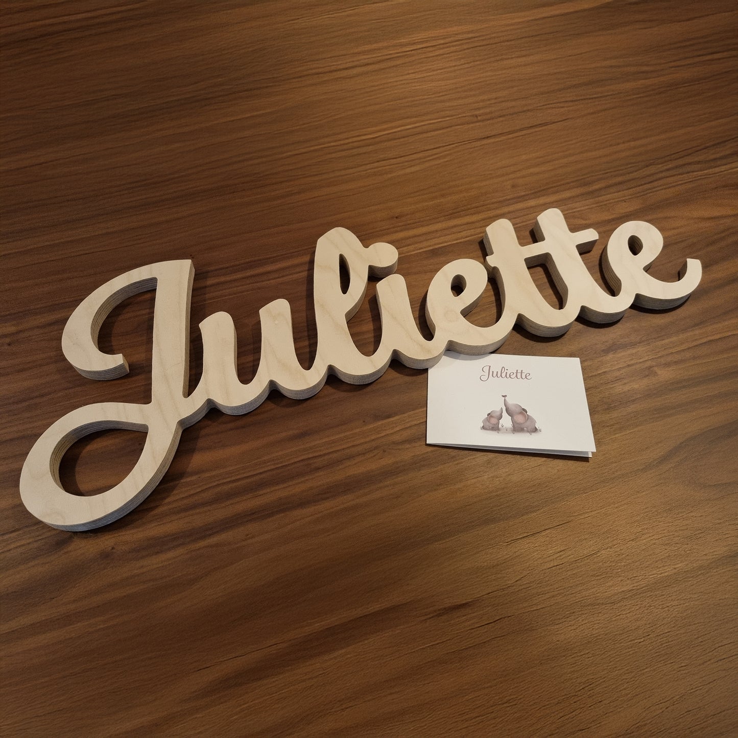 Juliette - Een sierlijk lettertype op het geboortekaartje leent zich perfect voor een uniek element op de muur in de kinderkamer - Dear Elephant