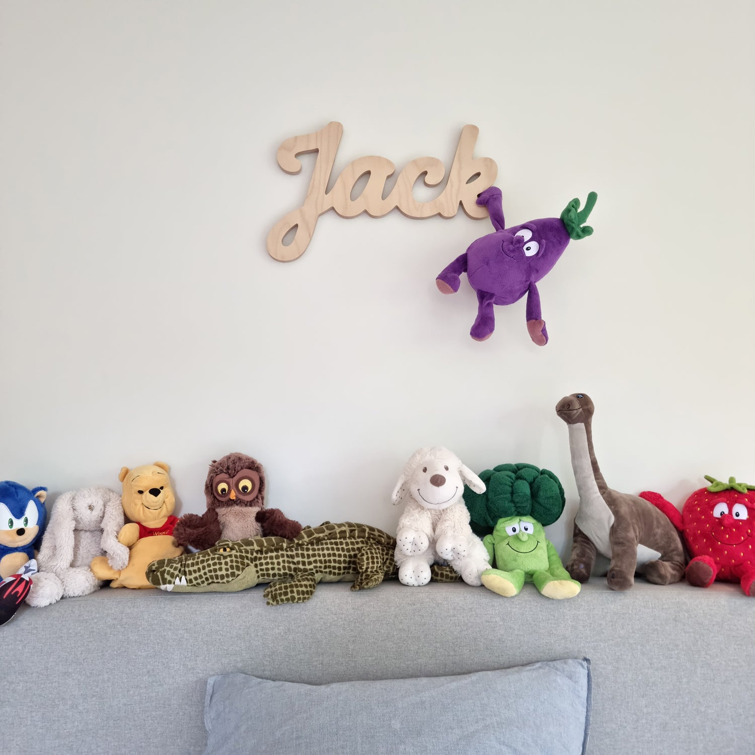 Jack - Unieke naam in prachtig berkenhout in kinderkamer met knuffels